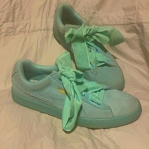 Pastel Green Classic Suede Pumas with Velvet Laces: Sneakers size 8